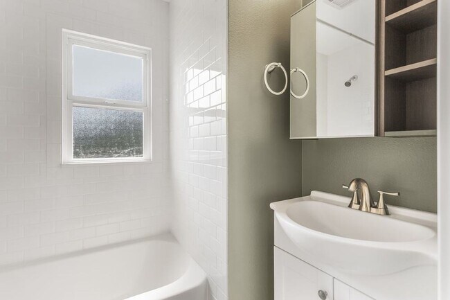 Building Photo - Charming Two Bedroom Haven in SE Portland!