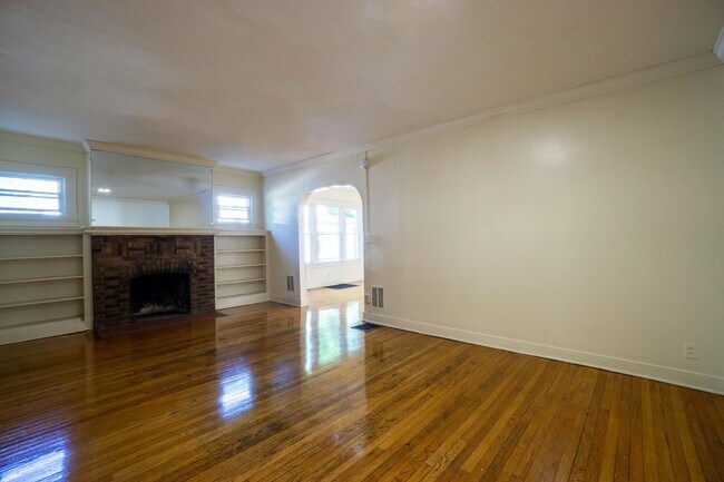 Building Photo - Spacious 3 Bedroom Flat With Off-Street Pa...