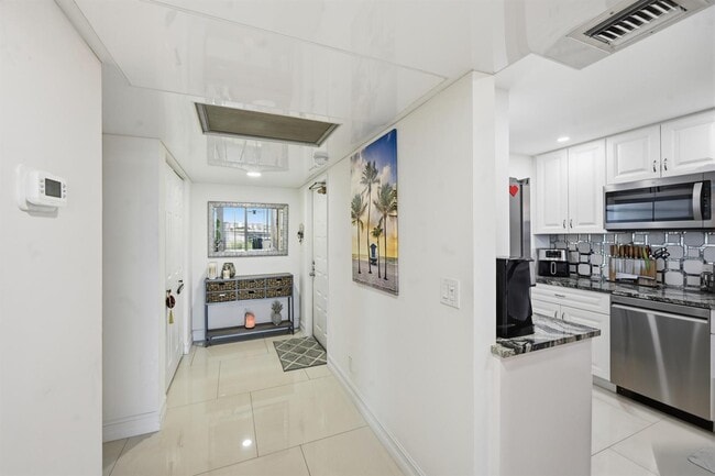Building Photo - 4015 W Palm Aire Dr