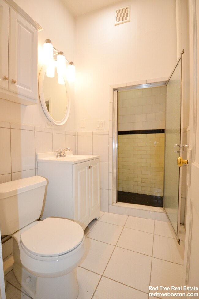 Building Photo - 60 Charlesgate E