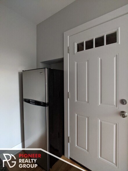 Building Photo - 908 W George St