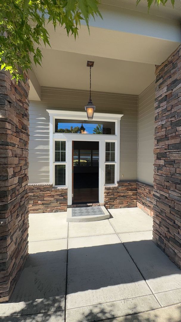 Building Photo - 2 Bed 2 Bath Home