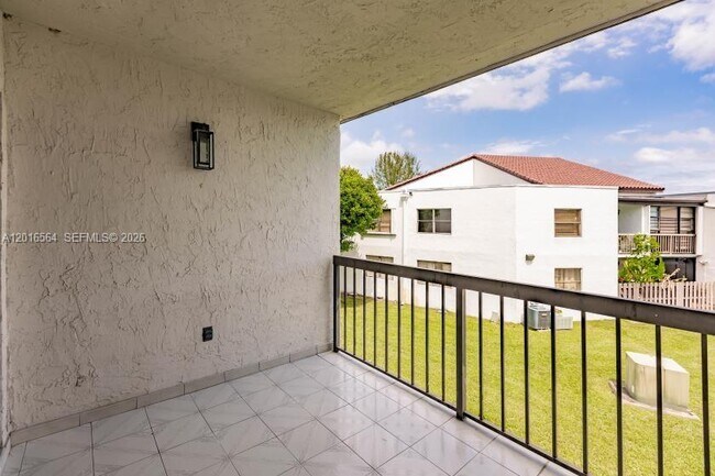 Building Photo - 9425 Fontainebleau Blvd