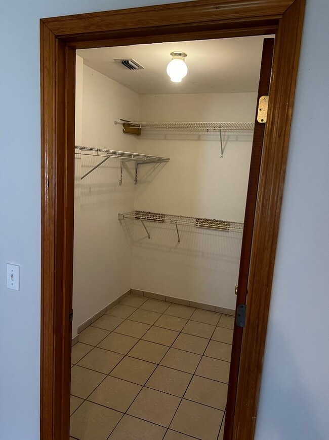 Building Photo - 3 BEDROOM, 2 BATH HOME WITH TILE THROUGHOUT & CLOSE TO THE TURNPIKE