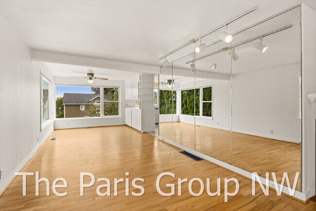 Building Photo - Delightful Magnolia 4br Remodel * Walkable Salmon Bay Location, Central Yet Quiet