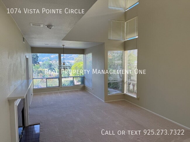 Building Photo - 1074 Vista Pointe Cir