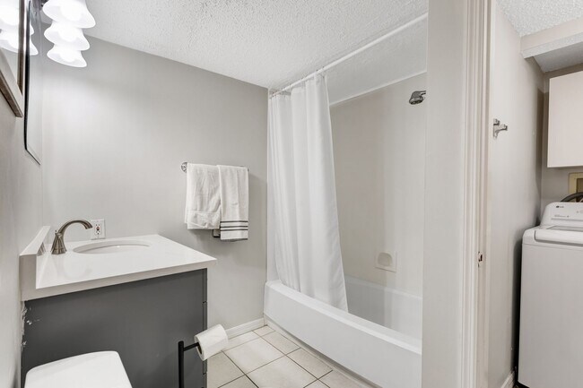 Building Photo - ** PALM RIVER ** 2 BED / 2 BATH - CONDO - NORTH NAPLES - TURNKEY - ANNUAL OR SHORT TERM RENTAL