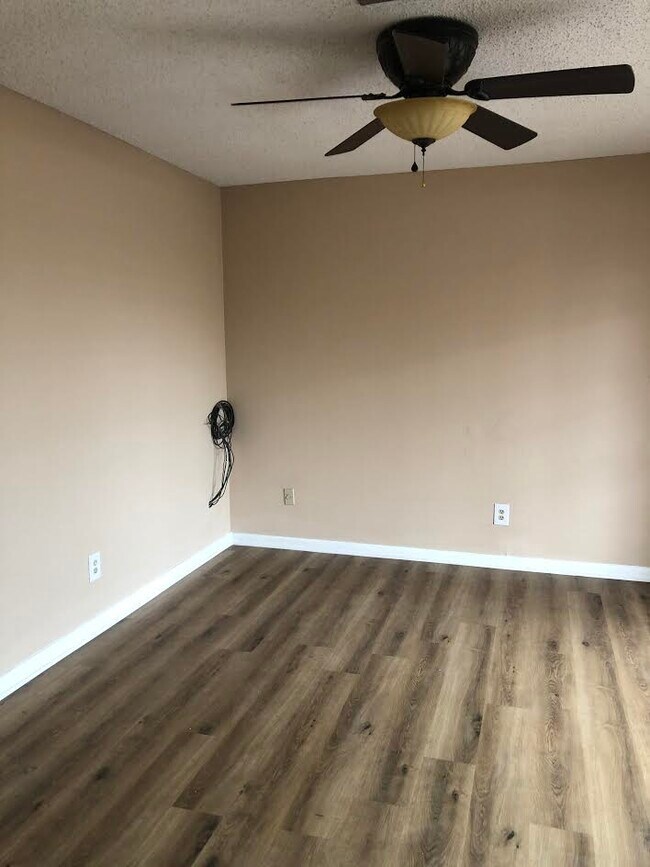 Building Photo - 123 Highland Dr