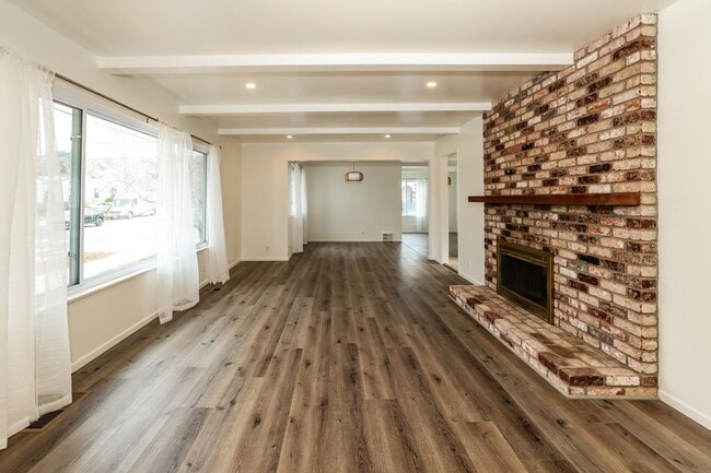 Building Photo - 3 Bedroom Home Available In Albany!