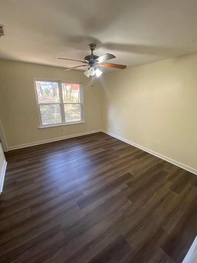 Building Photo - Gorgeous 3 Bedroom 2 Bathroom Single-Family! Freshly Remodeled!