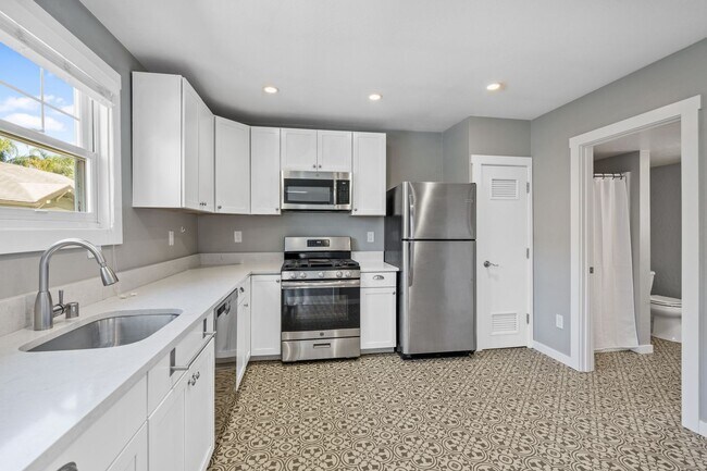 Building Photo - 547 Randolph St