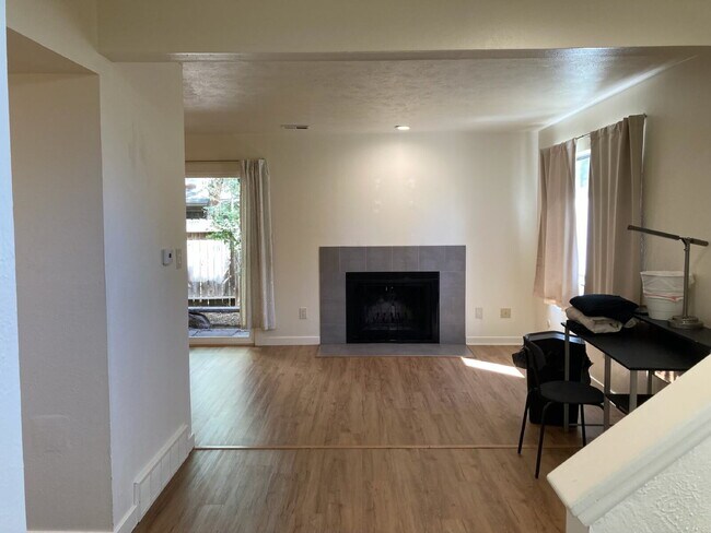 Building Photo - "Experience Comfort and Convenience: Spacious 2-Bed, 2-Bath Retreat in Boulder!"