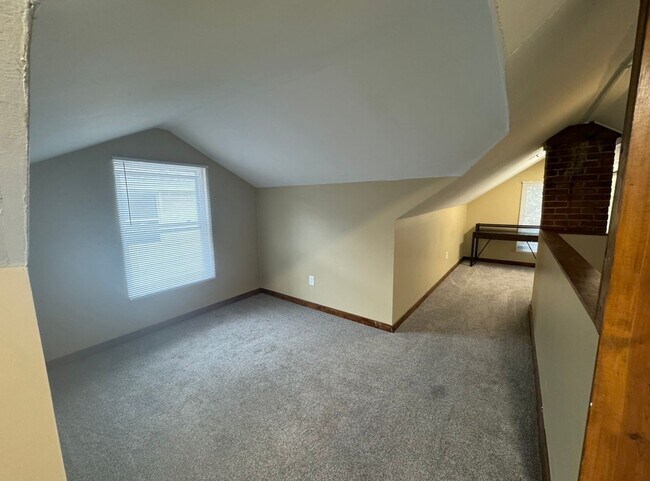 Building Photo - Large Augustana Rental Home