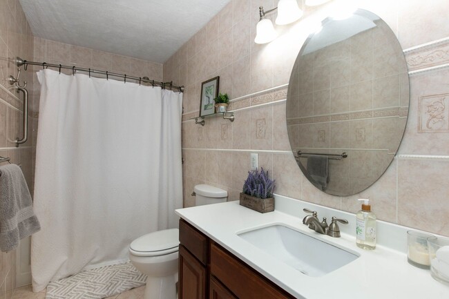 Building Photo - 3BR/2BA Home with Detached Garage – Fletch...