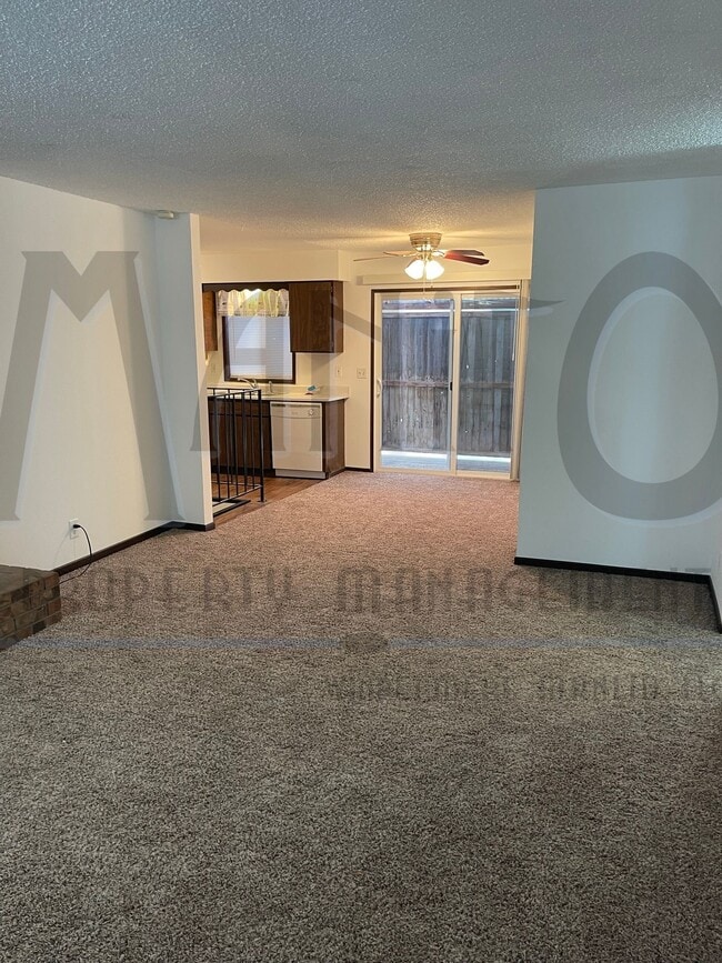 Building Photo - Large Clean Duplex