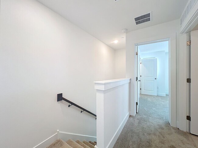 Building Photo - 15465 Hamlin Pk Dr
