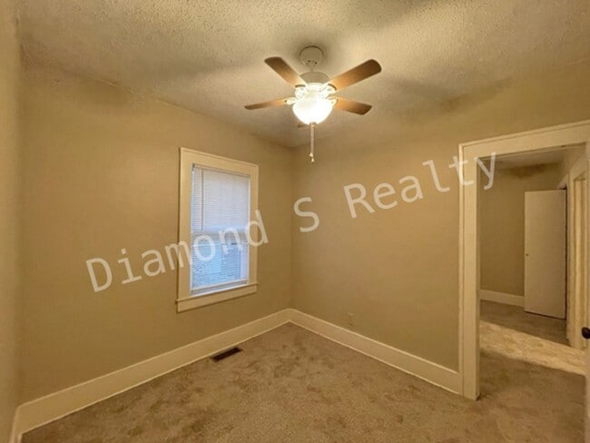 Building Photo - Charming Bungalow-Style Home Available Now