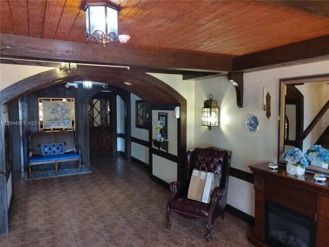 Building Photo - 3750 Inverrary Dr