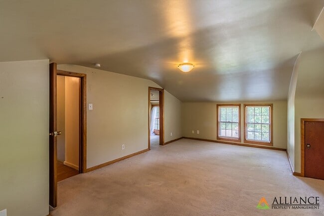 Building Photo - Spacious home close to KSU Campus!