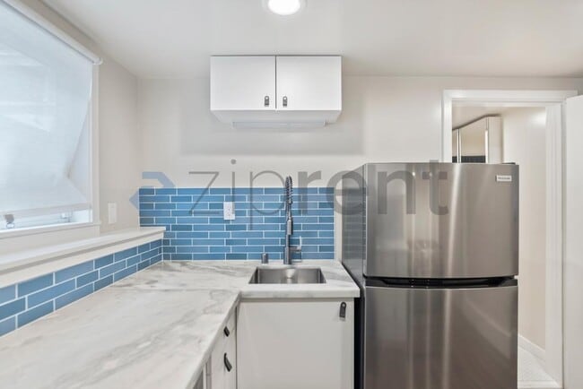 Building Photo - 6000 Bayview Ave