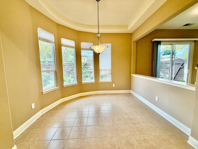 Building Photo - Executive Home available NOW