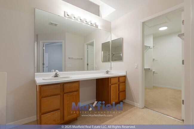 Building Photo - Beautiful 6BD, 3.5BTH, 3GAR Home in Cranberry Hills