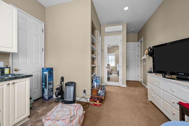 Building Photo - Expansive estate style home - 5 minute drive to SDSU!