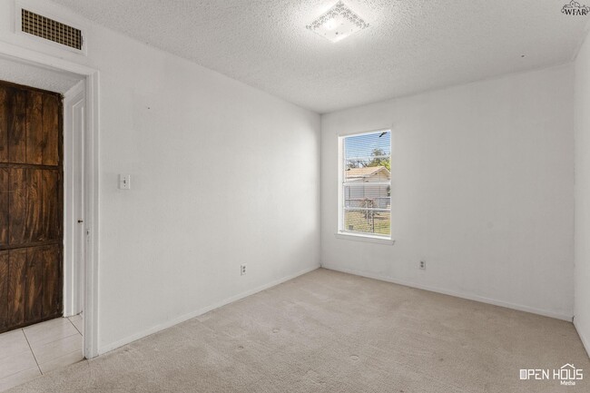 Building Photo - 212 Dirks Dr