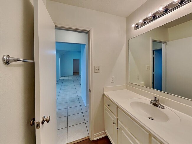 Building Photo - 16365 Hidden River Ct