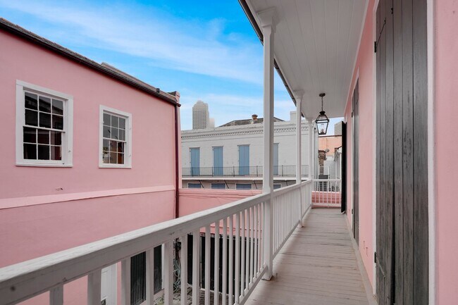 Building Photo - 401 Burgundy St
