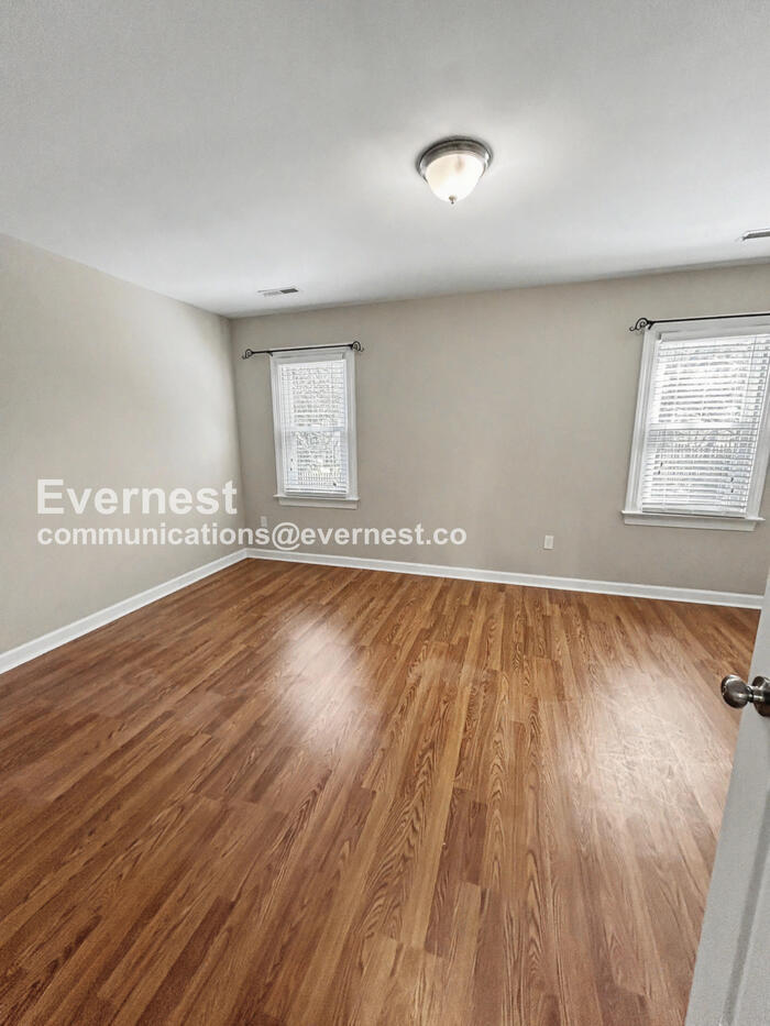 Building Photo - 2217 Briar Glen Rd