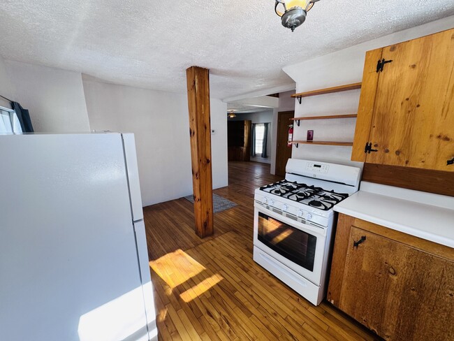 Building Photo - 240 Pine St