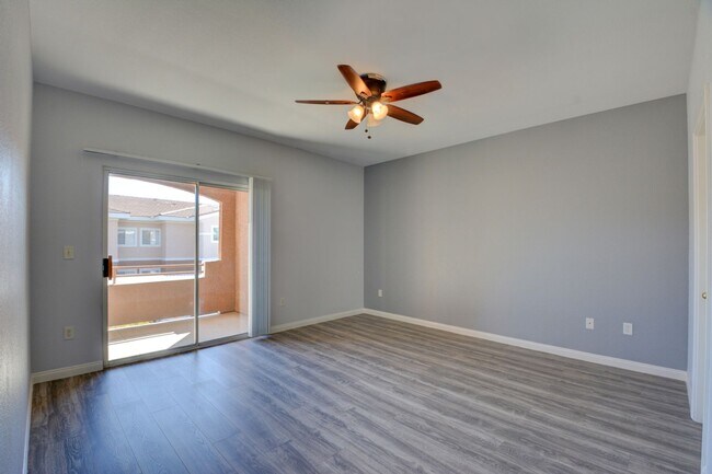 Building Photo - Beautiful / Spacious / Two Bedroom Condo /...