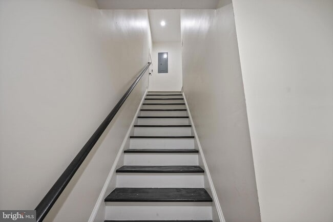 Building Photo - 555 S Marlyn Ave