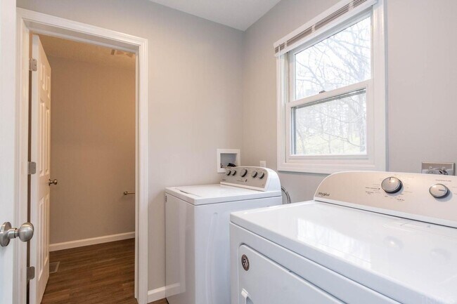 Building Photo - Willow Court Bloomington