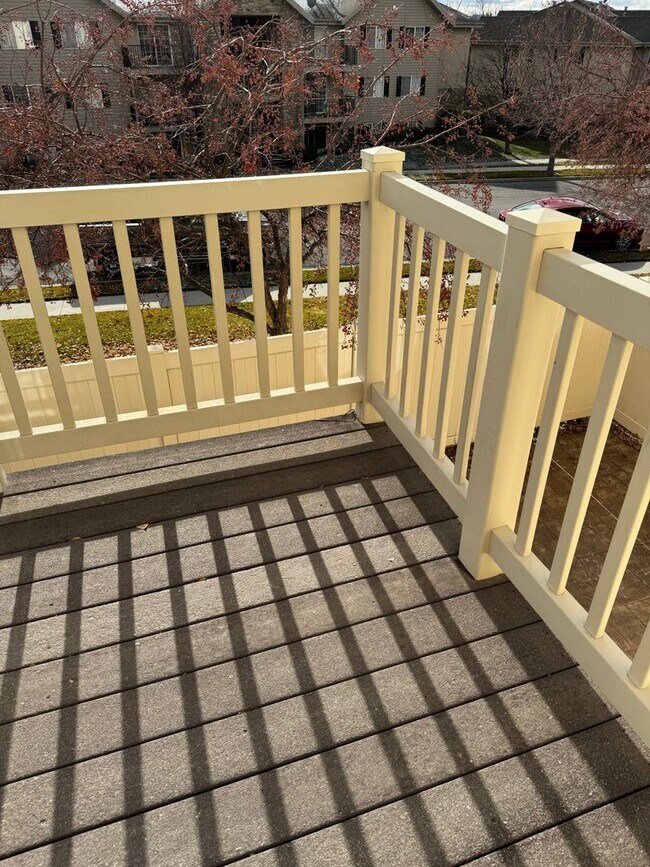 Building Photo - Townhouse with Spacious layout and convien...