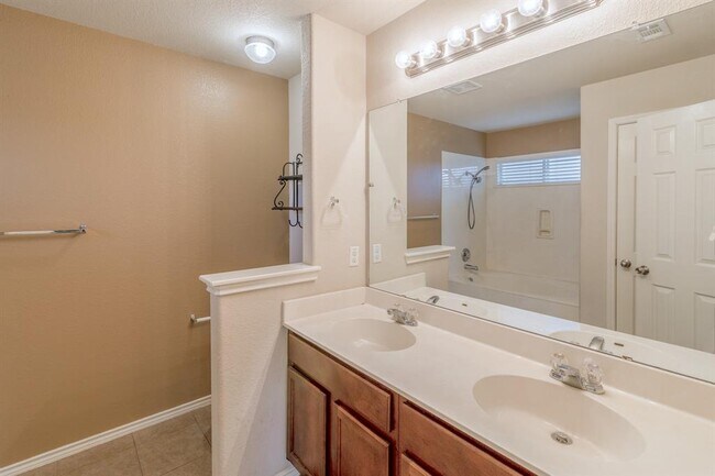 Building Photo - 328 Baldwin St