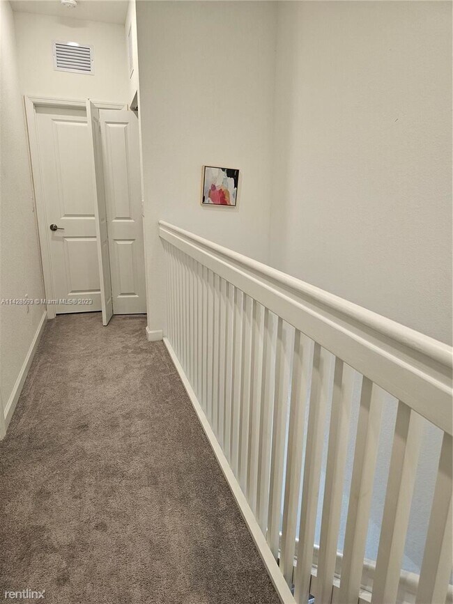 Building Photo - 3 br, 2.5 bath Townhome - 335 NE 208th Ter