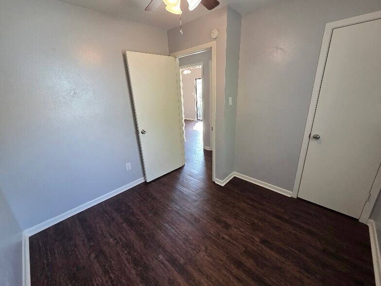 Building Photo - 406 Manuel Dr