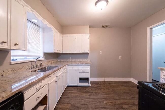 Building Photo - Newly updated!