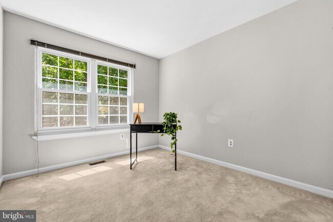 Building Photo - 6088 Heatherwood Dr
