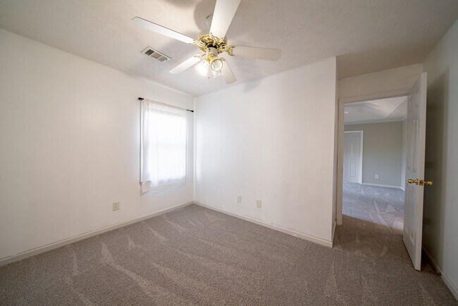 Building Photo - 3 bedroom 2 bath North Columbus
