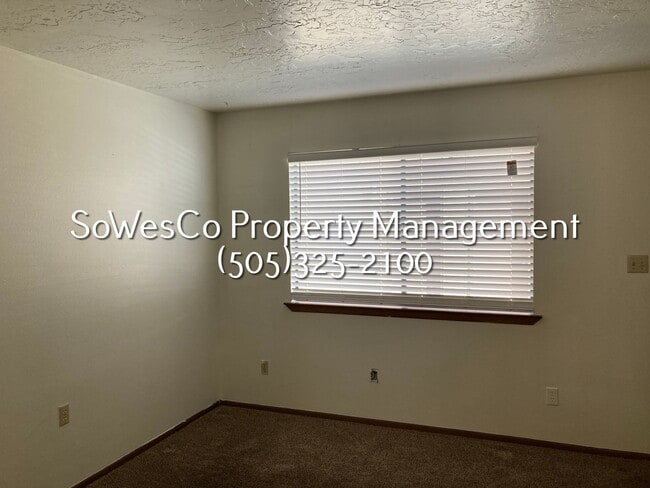 Building Photo - 2 bedroom 1.5 Bath with laundry hook ups