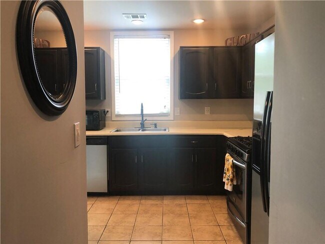 Building Photo - 2 Bed/2.5 Bath townhome - great Doraville ...