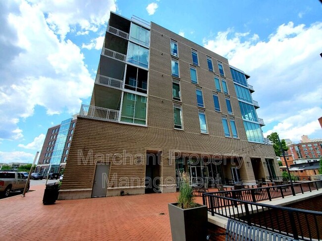 Building Photo - 220 Riverplace