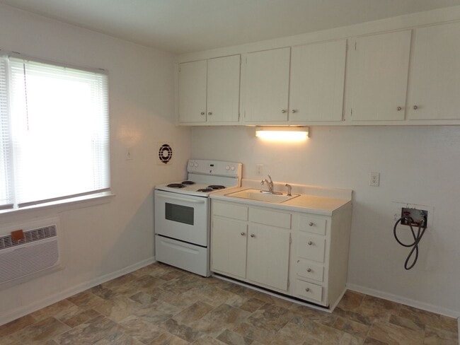 Building Photo - 4638 Coronet Ave
