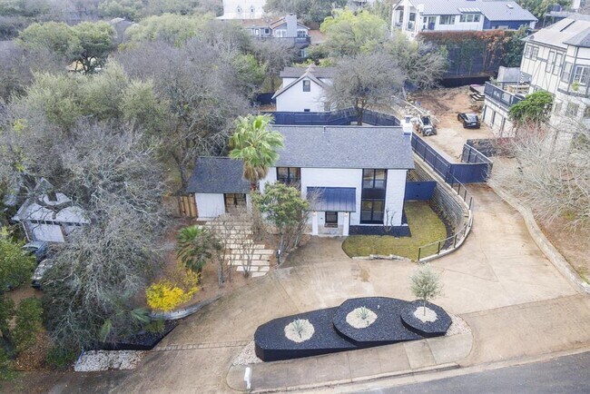 Building Photo - 2001 Wychwood Dr