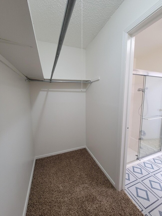 Building Photo - 7716 Iroquois Dr