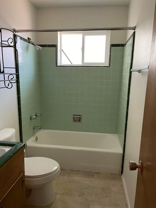 Building Photo - 329 W Oak Ave