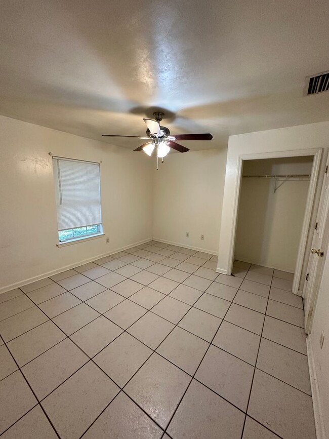 Building Photo - 4 bed 2 bath house, Walk to Stadium!! Avai...